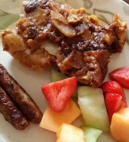 Casserole de Torrada Francesa com Maçã e Uva-Passa