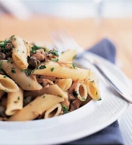 Penne com Pancetta, Atum e Vinho Branco